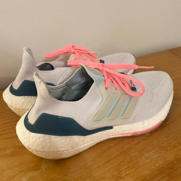 {Adidas} Ultraboost 22 Women’s Running Shoes - Picture 4 of 11